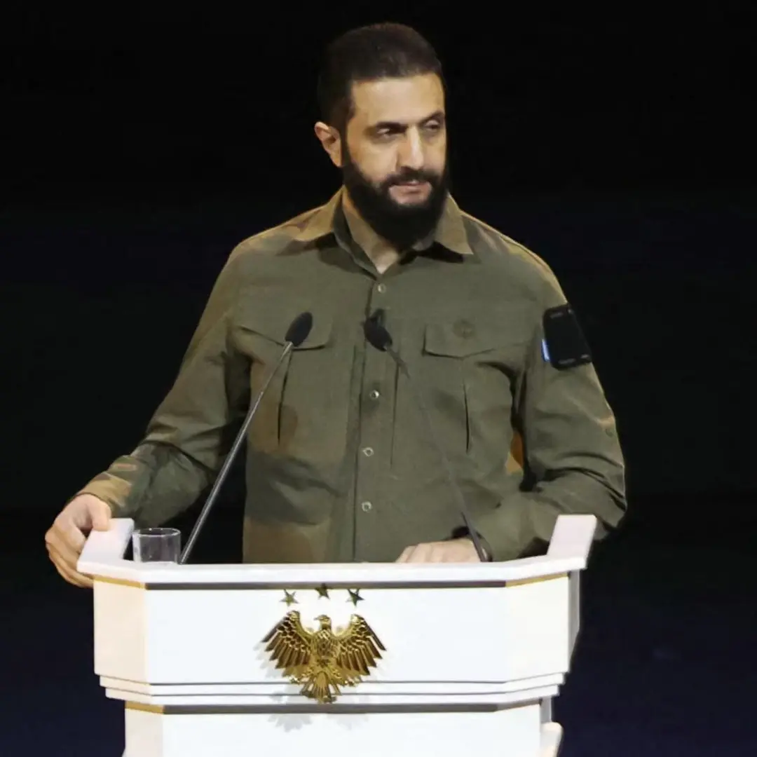 Syriens president Ahmed al-Sharaa talar vid ett podium.