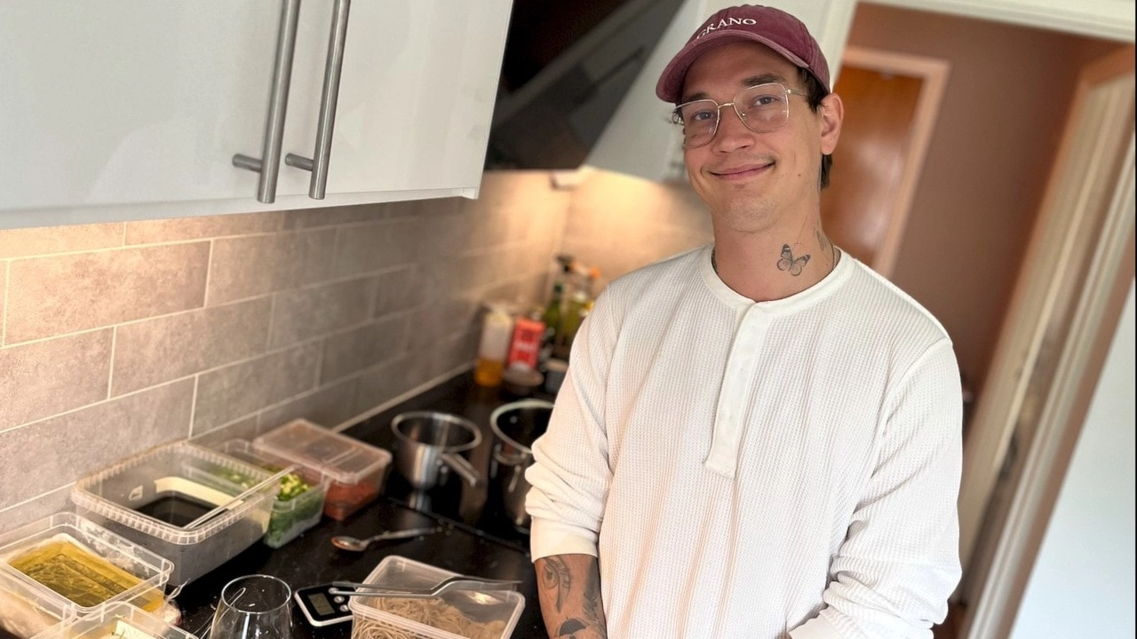 Martin Bäckius, alias Broth Boy, hemma i sitt kök, där det började. Nu gästspelar han på finkrogar med sin ramen.