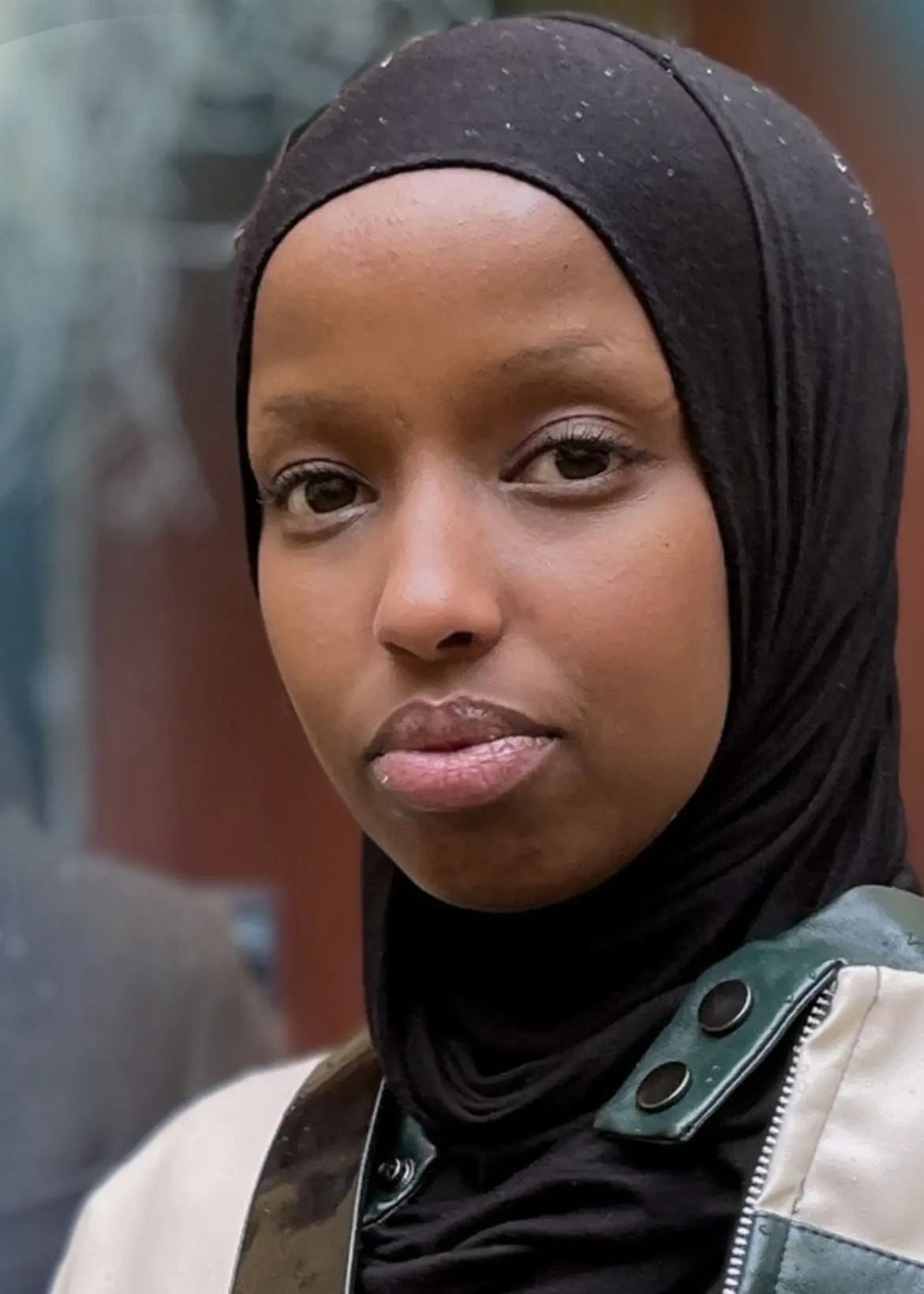 Poeten Faysa Idle och programledaren Martin Wicklin.