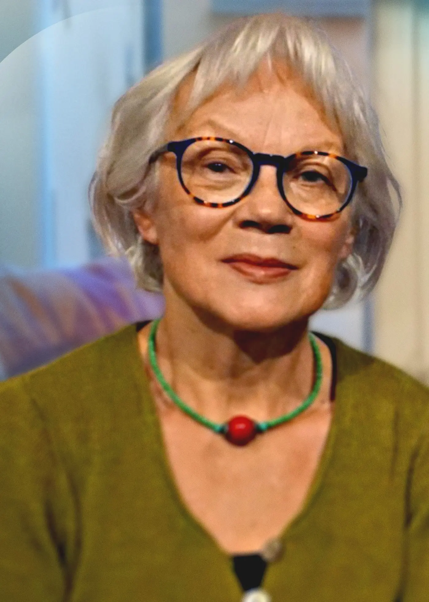 Konstnären Britta Marakatt-Labba och Martin Wicklin, Söndagsintervjuns programledare.