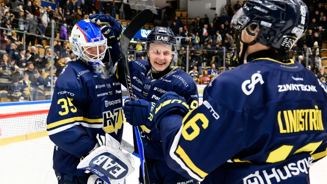 HV71:s Jonathan Ang firar med lagkamrater efter att ha gjort 3-3 i en SHL-match mot Örebro Hockey i Husqvarna Garden. Spelarna bär mörkblå matchtröjor med sponsorer och hjälmar.