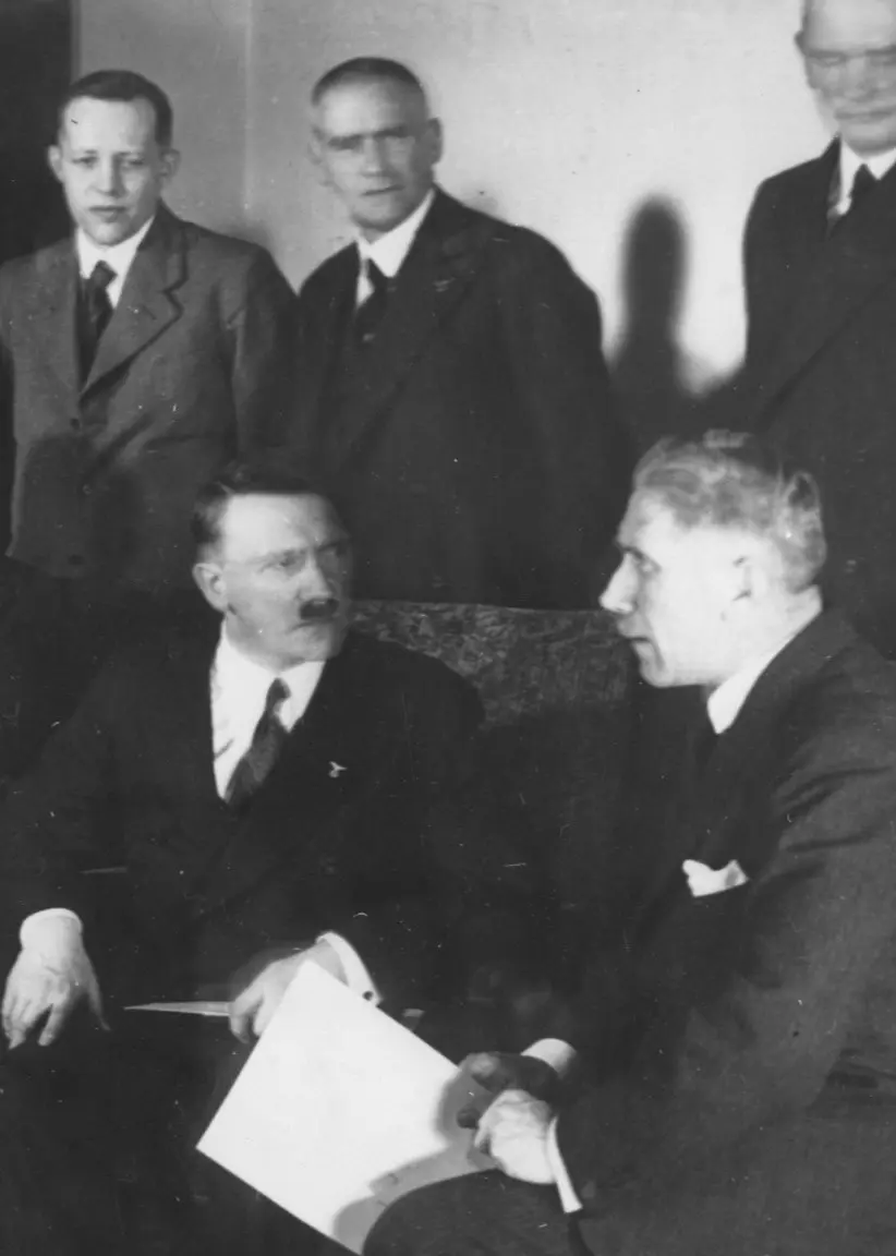 Herman Göring, Adolf Hitler och Franz von Papen sitter i ett rum. 