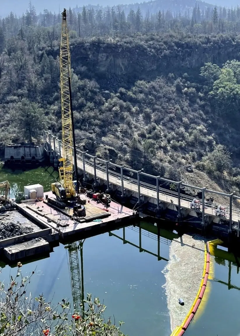 Kraftverksdamm i Klamathfloden innan sprängning.