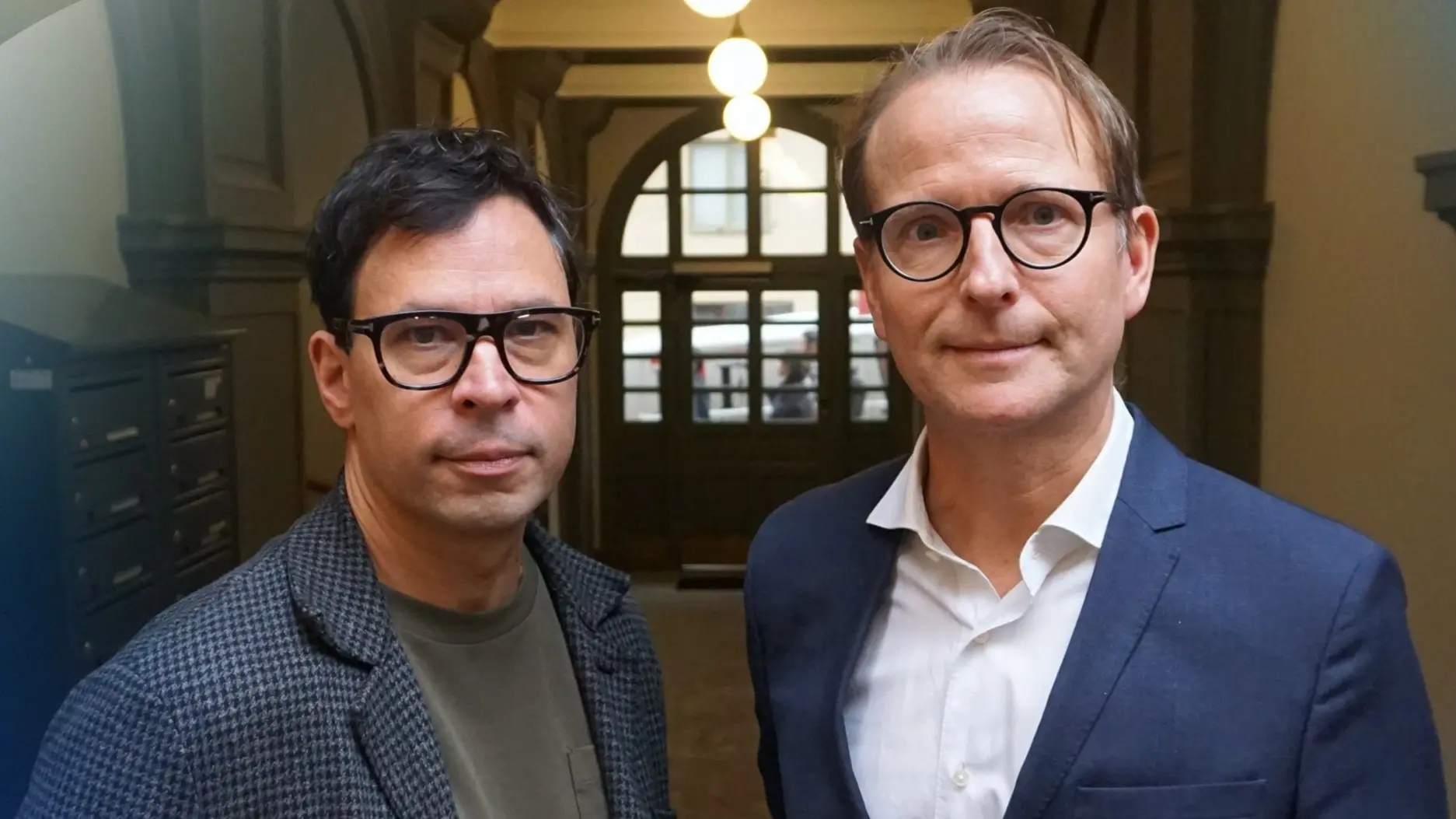 Martin Wicklin, Söndagsintervjuns programledare, med gästen Lars Strannegård, Handelshögskolans rektor.