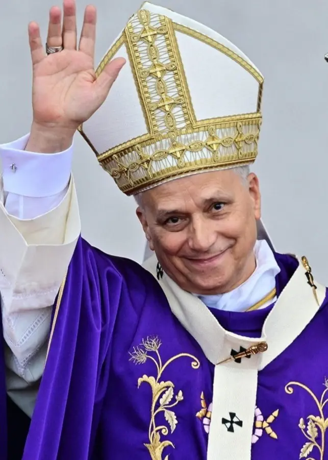 Bildcollage med två personer: till vänster syns Påven Leo XIV i lila skrud och med ett kors i handen, till höger ses högerdebattören Charlie Kirk bland en folkmassa utomhus.