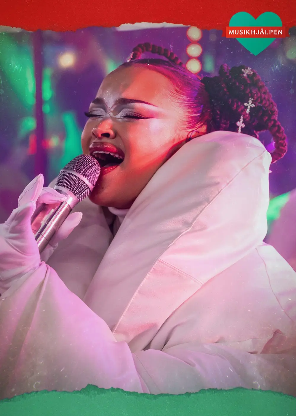 Daniela Rathana sjunger på Kärlekens Torg under Musikhjälpen 2025