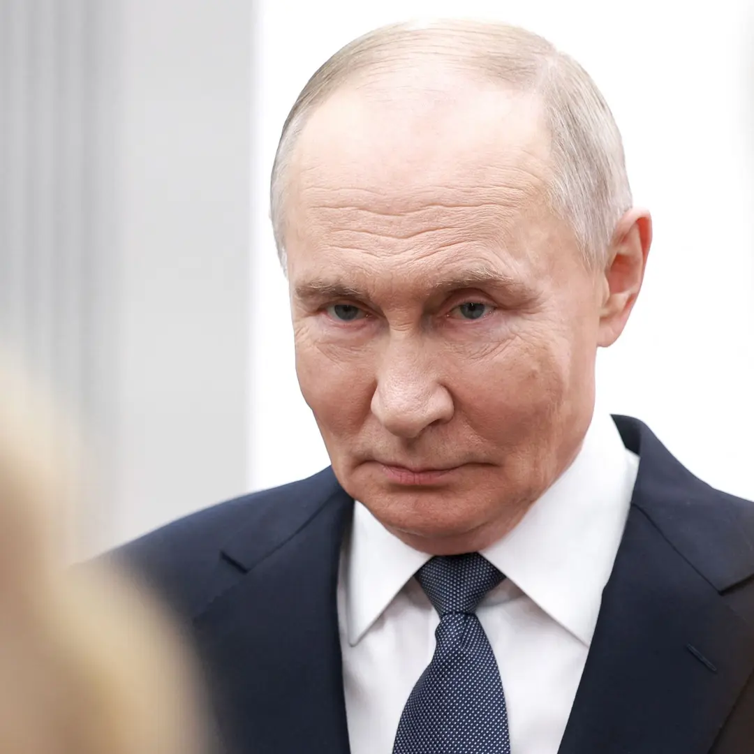 Rysslands president Vladimir Putin i militärkläder, på en bild som släpptes kort innan USA:s särskilda sändebud Steve Witkoff kom till Moskva för fortsatta fredsförhandlingar om kriget till Ukraina.