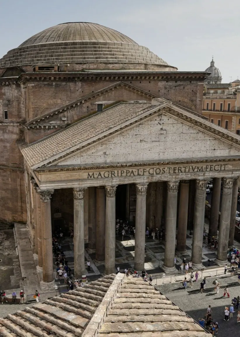 En foto av Pantheon, Roms äldsta kyrka.