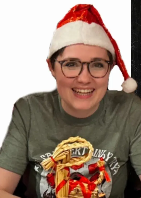 Montage av en bild på en person klädd i tomteluva som håller en miniatyr av Gävlebocken, över en bild på en nattlig vy av den stora Gävlebocken.