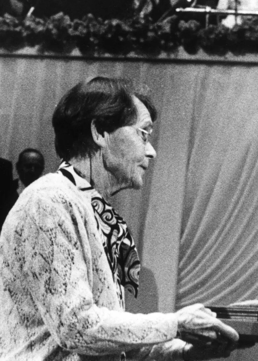 Barbara McClintock tar emot Nobelpriset av Carl XVI Gustaf. 