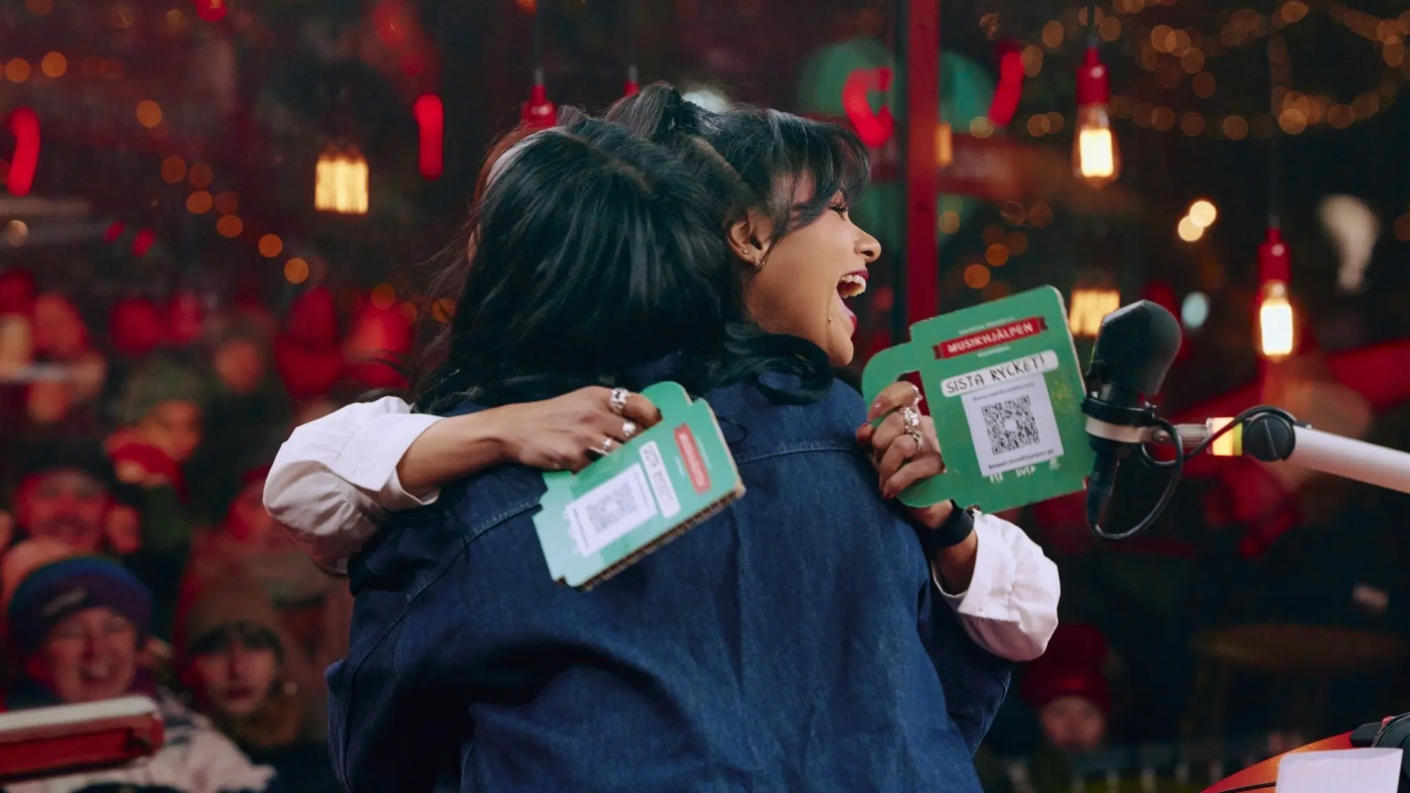 Arantxa Alvarez och Assia Dahir kramas