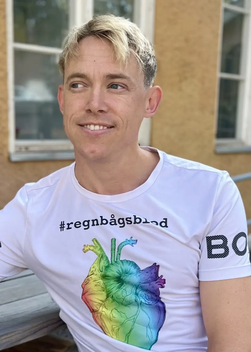 PÅ fotot håller Tobias handen för ansiktet. På den andra bilden syns en regnbågsfärgad tårta.