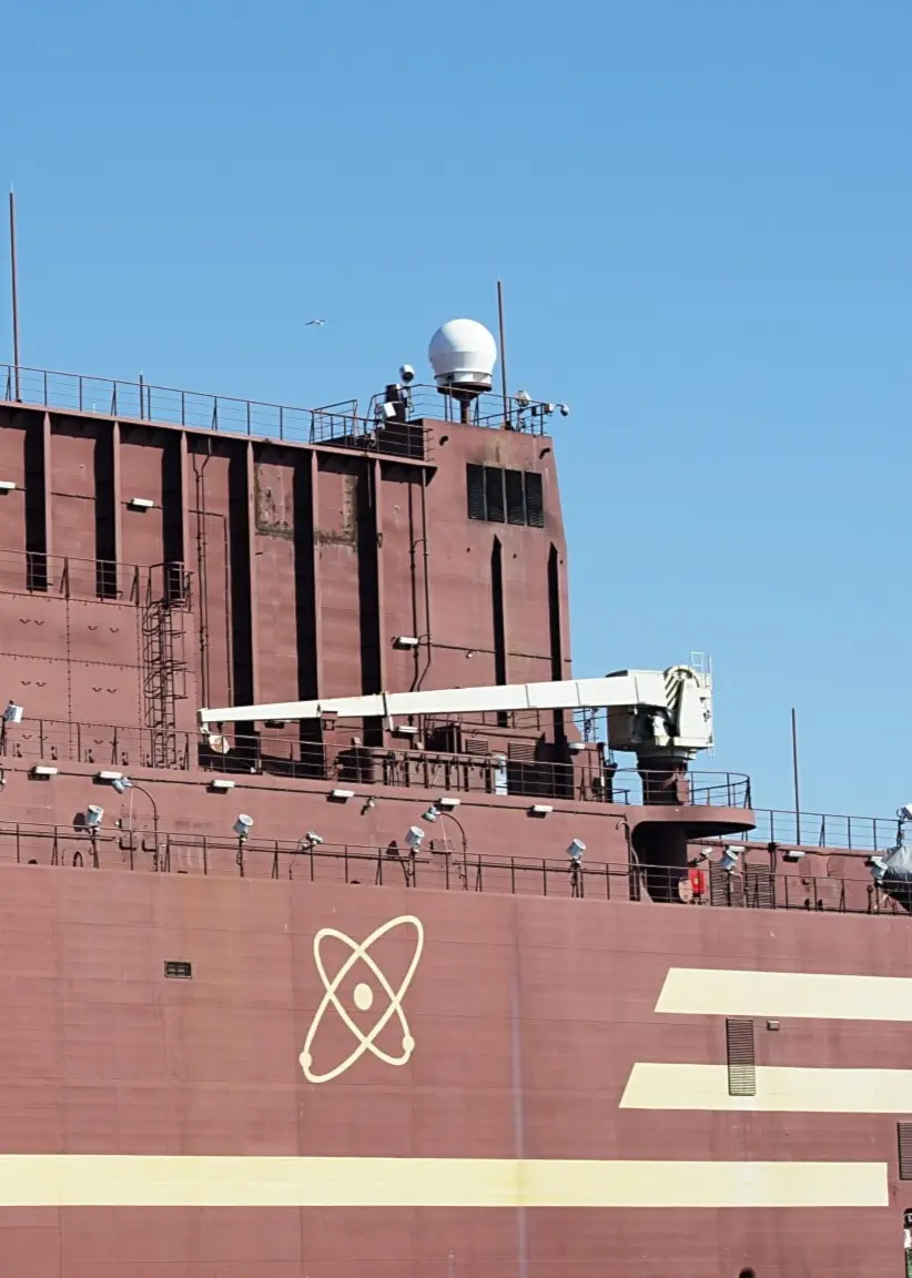Ett flytande ryskt atomkraftverk, Akademik Lomonosov, transporteras längs norskekusten, cirka 10 nautiska mil utanför Hordaland och Sogn og Fjordane. Fartyget är brunrött med atomkraftsymbol på sidan.