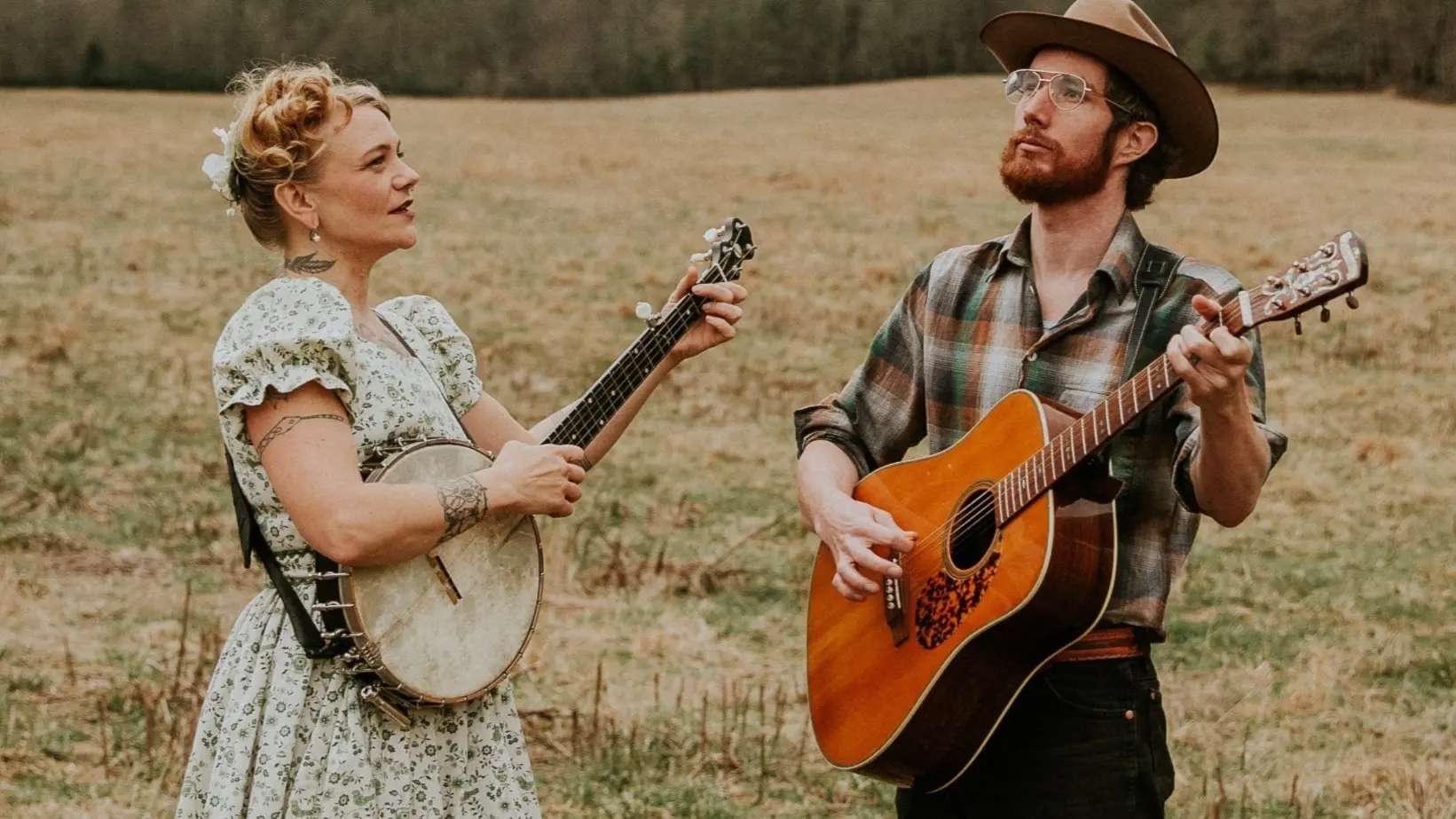 Musikerna i The Resonant Rogues ute på ett fält
