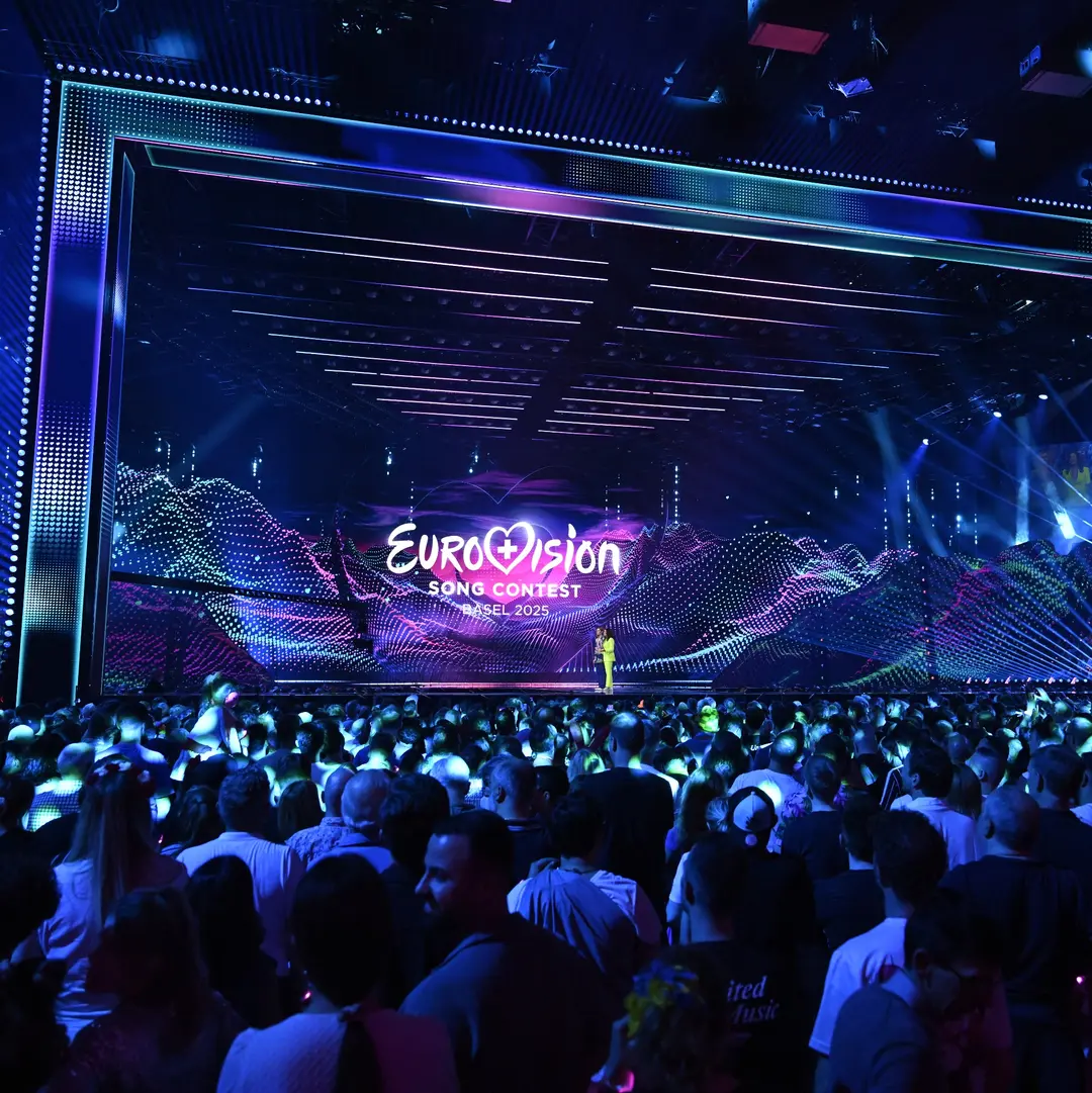 Michael Österlund syns i en TV-sändning på SVT med en bakgrund av studiomiljö. En rubrik i bild lyder: 'Nya tävlingsregler öppnar för Israel' i samband med Eurovision Song Contest.