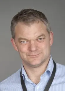 Bildkollage med en man i skjorta och en närbild av vita tabletter och kapslar fyllda med gul vätska, som illustrerar ämnet d-vitamin och dess tillskott.