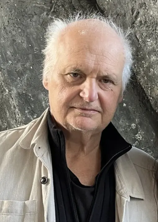 Göran Greider och Marie Lundström framför en bergvägg på Sveriges Radio