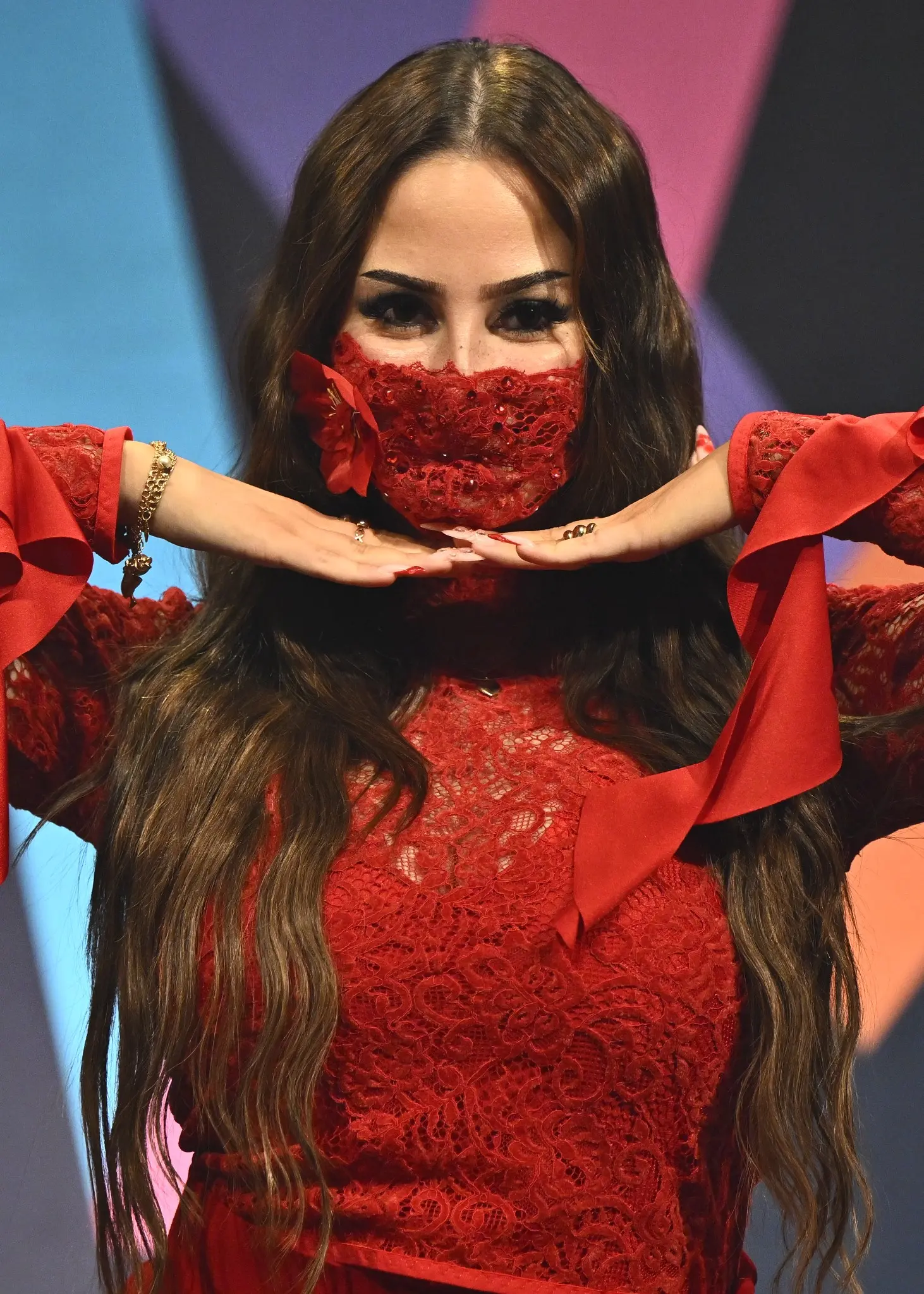 Kvinna, Felicia, i en röd dress.