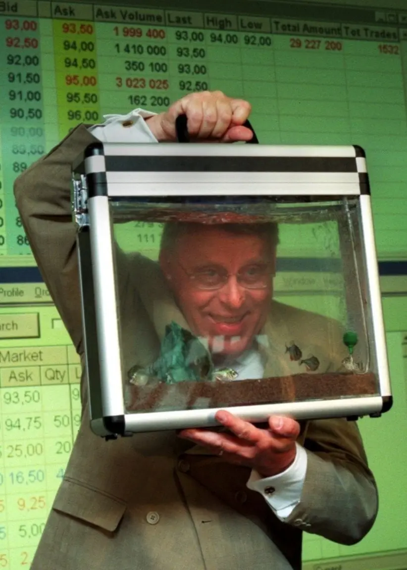 Telias dåvarande VD Jan åke Kark poserar med en portfölj.