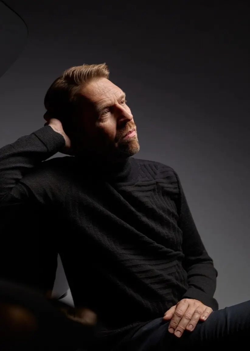 Pianisten Leif Ove Andsnes sitter vid en flygel. 