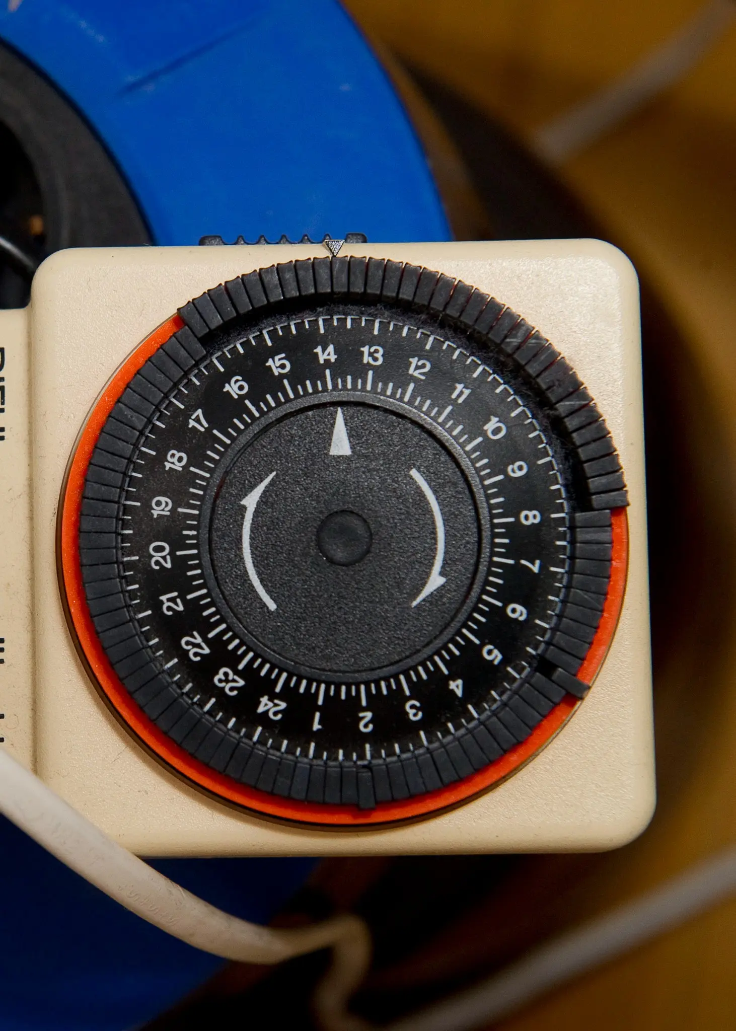 Ett kollage med en närbild av en strömbrytare, svenska mynt och sedlar samt en ljusstake med glödande lampor. Bilden symboliserar energiförbrukning och kostnader kopplade till el.