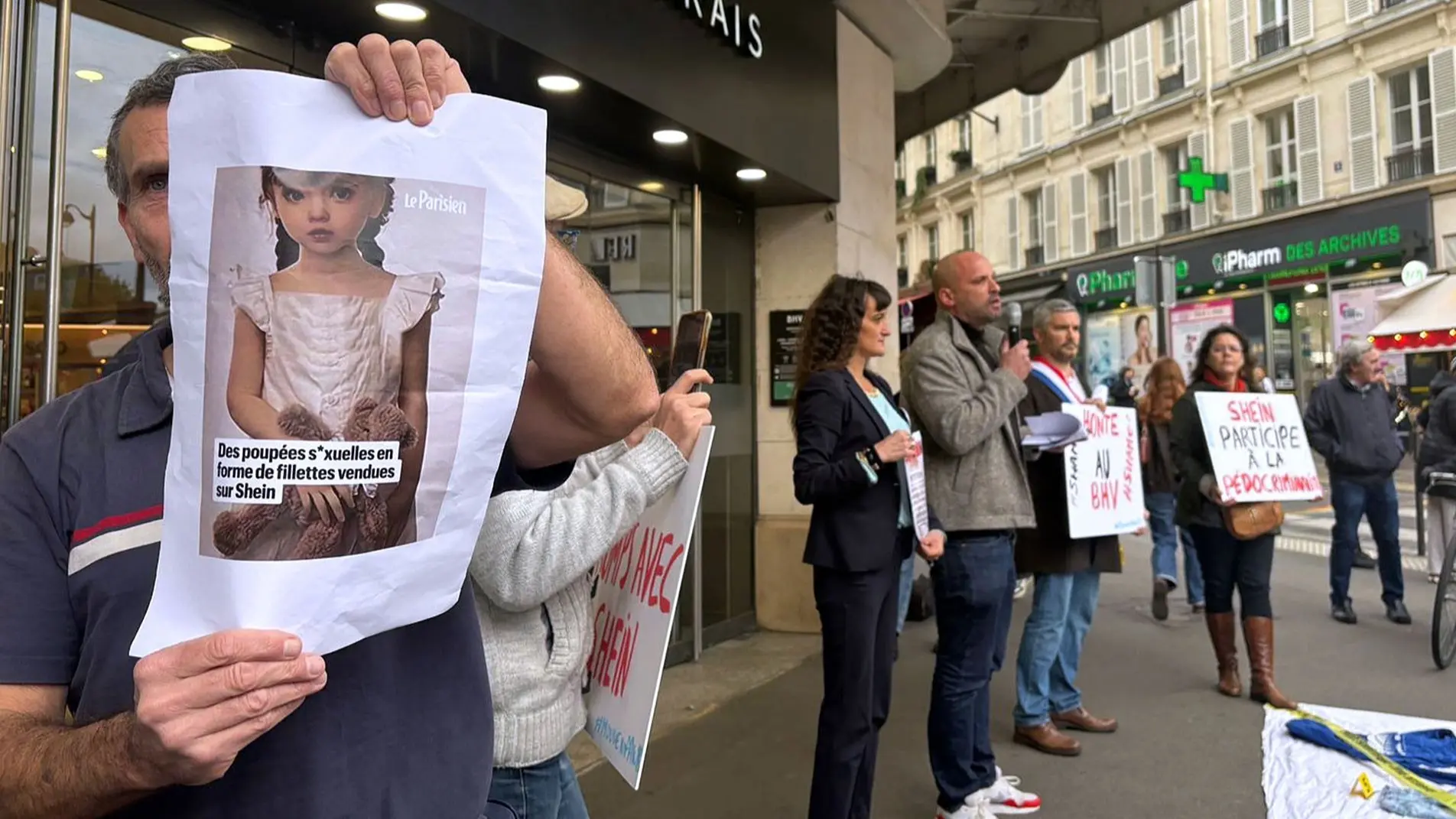 Man håller upp bild på en barndocka.