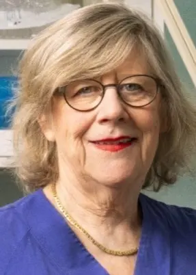 Christer Lundberg och Agnes Wold ståendes i ett laboratorium, Christer med skägg och keps till vänster i bild, till höger om honom en anatomisk modell över en människokropp. I förgrunden, till höger, står Agnes Wold med en blå läkarskjorta och glasögon.