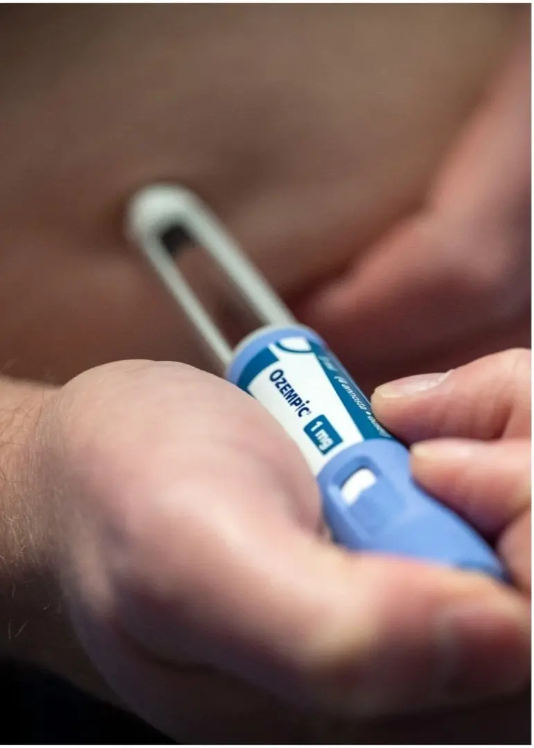 Ett bildkollage med två delar: till vänster överläkaren Joar Guterstam, till höger en hand som håller en insulinpenna och injicerar i huden, vilket symboliserar diabeteshantering.