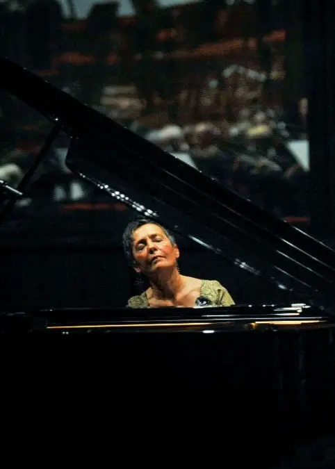 Maria João Pires vid flygeln i Berwaldhallen. Foto: Arne Hyckenberg/Sveriges Radio