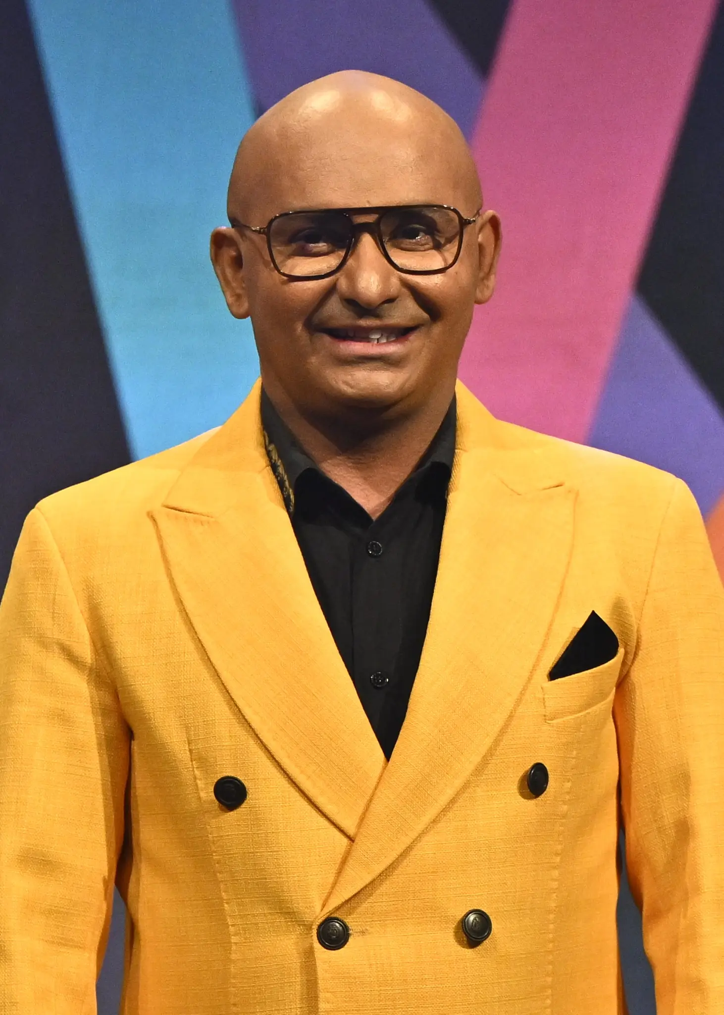 Man i gul kavaj och kvinna i grön jacka.