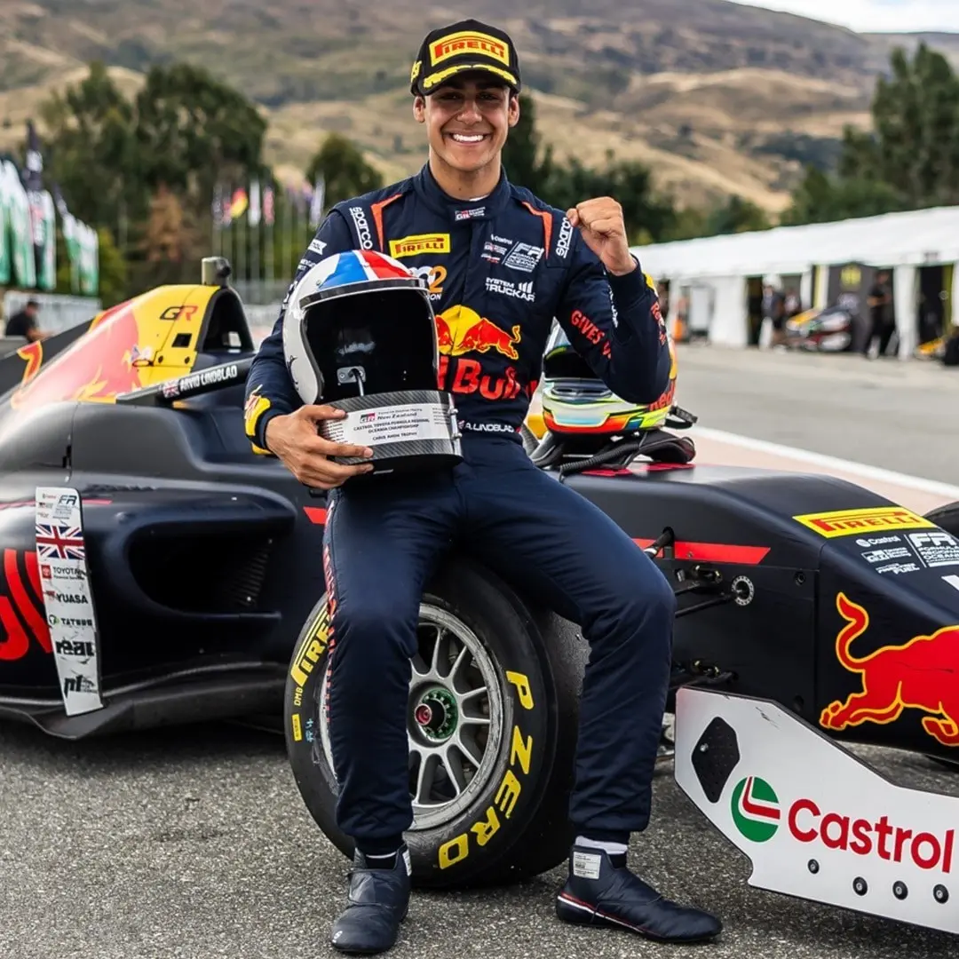 Max Verstappen till vänster. Arvid Lindblad till höger. 