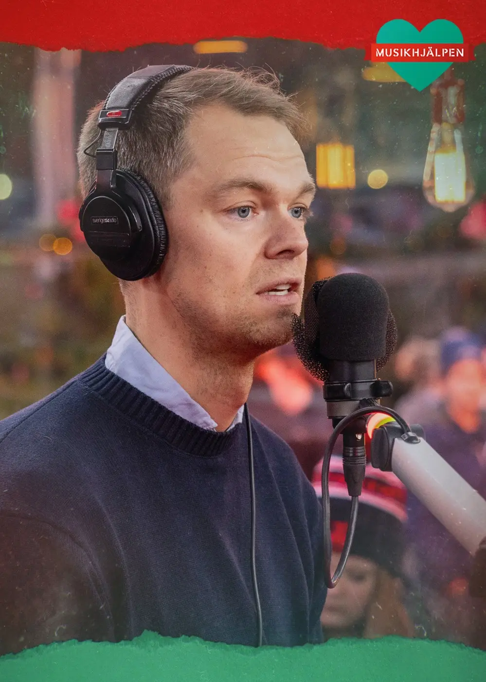 Jesper Roos pratar in i mikrofonen