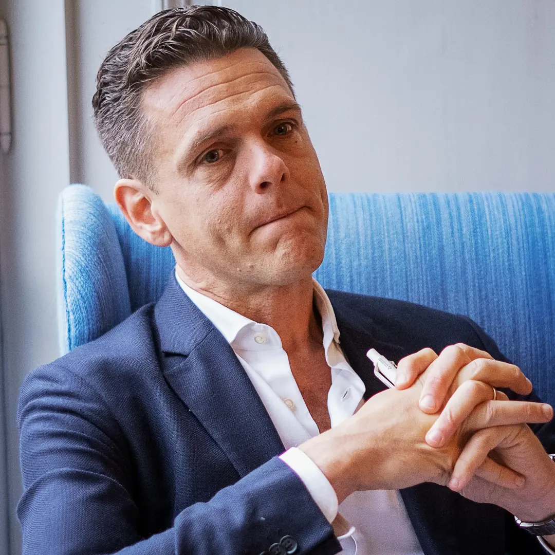 En manlig politiker i kostym.