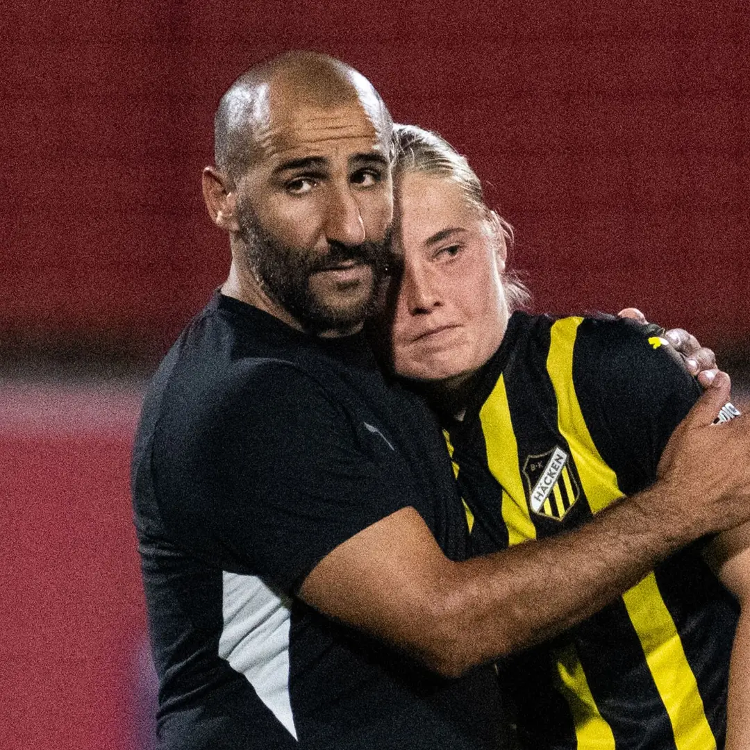 Mak Lind i vit tröja sitter framför en taktiktavla med texten 'Select' och röda samt blå markeringar.