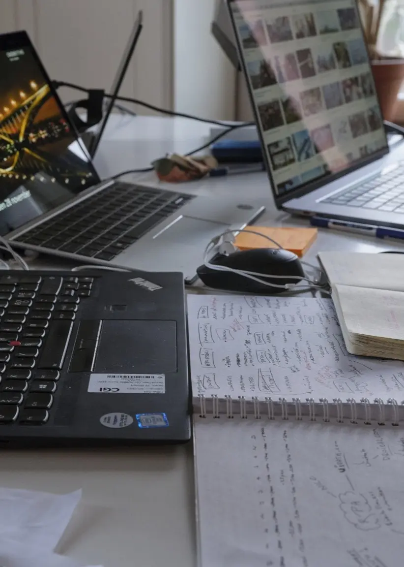 Kontor hemma, skrivbord och dator.