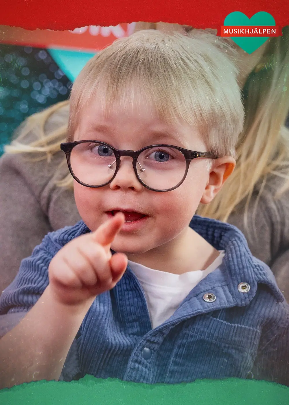 Francis framför en musikhjälpentelefon