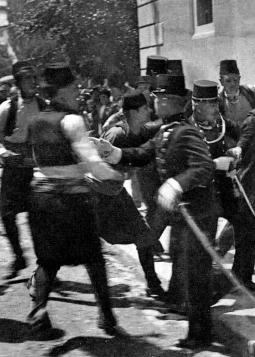 Gavrilo Princip grips av flera poliser efter att han avlossat skottet mot Österrike-Ungerns tronarvinge. 