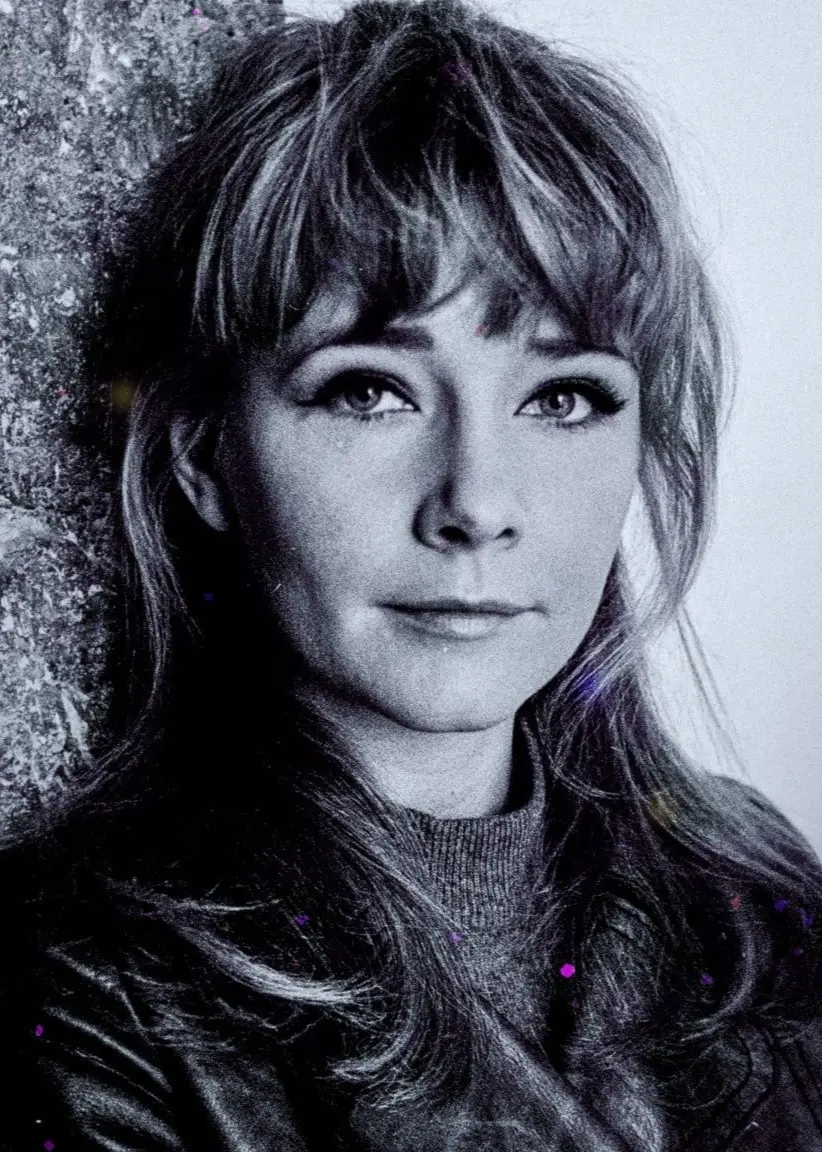 Svart/vitt porträttfoto av en ung Lena Granhagen stående lutad mot en trädstam. 