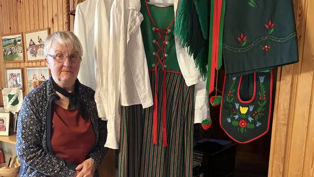 Doris Svan ja hänen Tornionlaaksonpukuja.