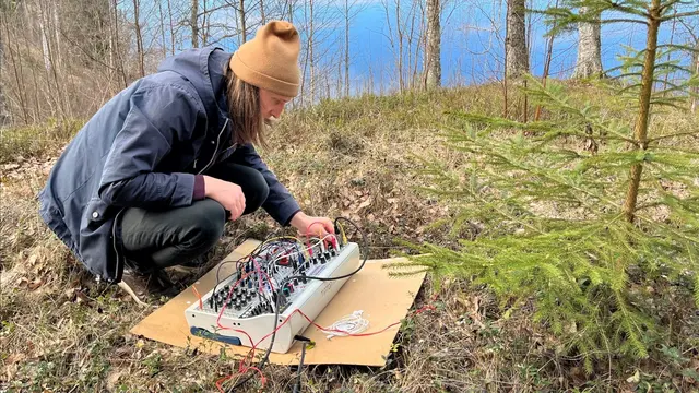 Simon Torssell Lerin lyssnar på granens signaler.