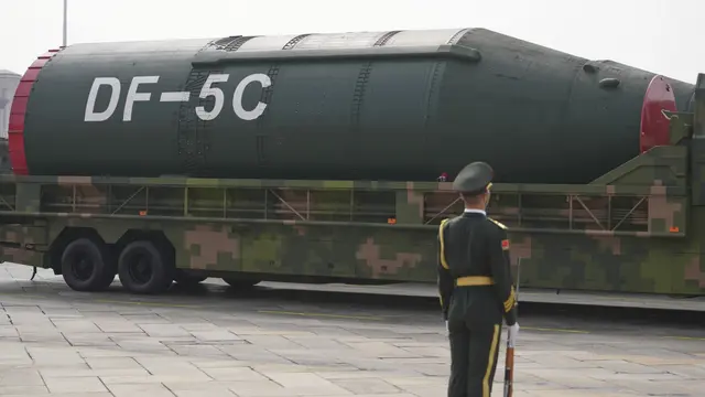 Kina visar upp interkontinentala långdistansroboten DF-5C på militärparaden i Peking i september 2025.