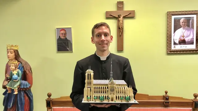Gustav Ahlman Präst, katolsk präst i Göteborg med en legomodell av Notre Dame