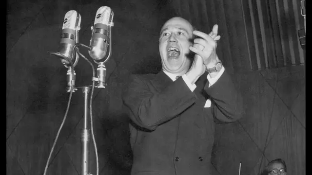 Lennart Hyland leder allsång i "Karusellen".