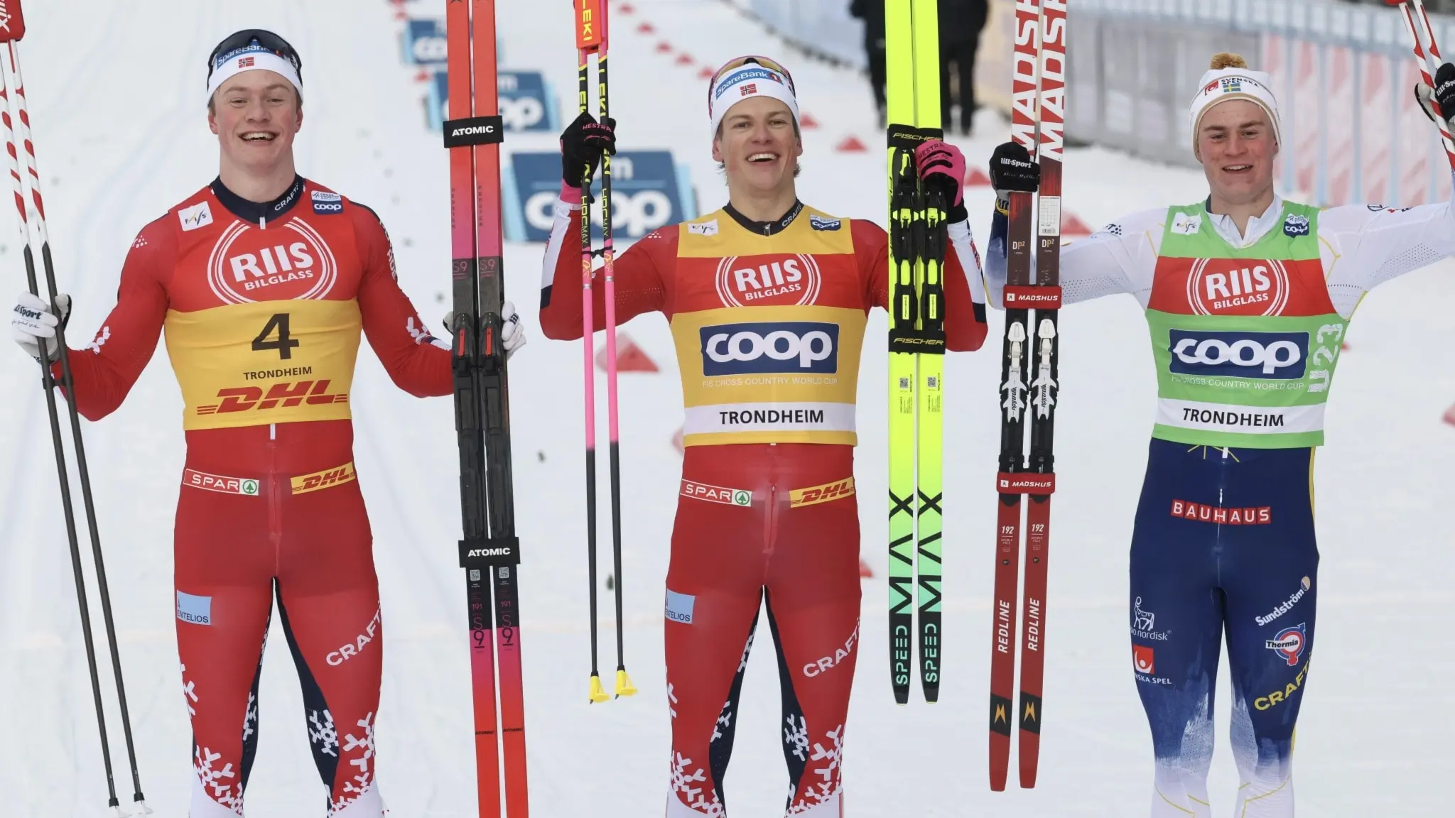 Johannes Høsflot Klæbo firar sin 100:e världscupseger i klassisk sprint i Granåsen, Trondheim. Han står på prispallen med Oskar Opstad Vike som tvåa och Alvar Myhlback från Sverige som trea.