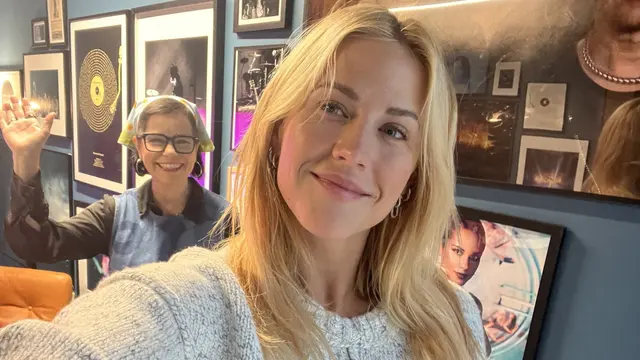 Molly Sandén klättrar med "Blåögd" på veckans lista.