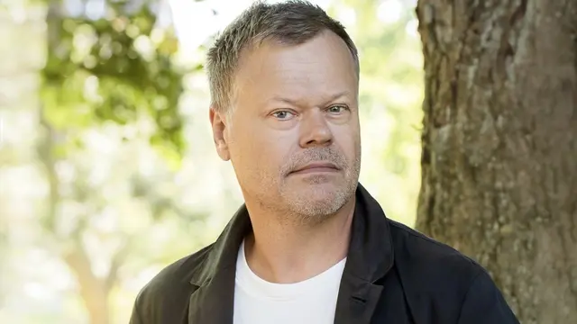 Fredrik Nyberg debuterade 1998 med diktsamlingen En annorlunda praktik.