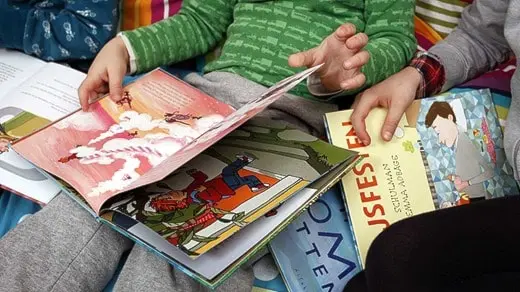 Sagor och berättelser för barn på romani. Romane paramichi chavorenge pe romani chib.