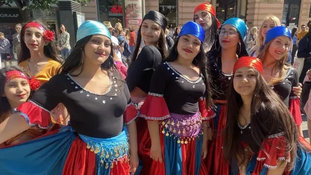 På bilden romska unga tjejer med traditionella romska kläder från  Prag i Tjeckien. Varje fredag har du möjlighet att lyssna på Romsk musik. 