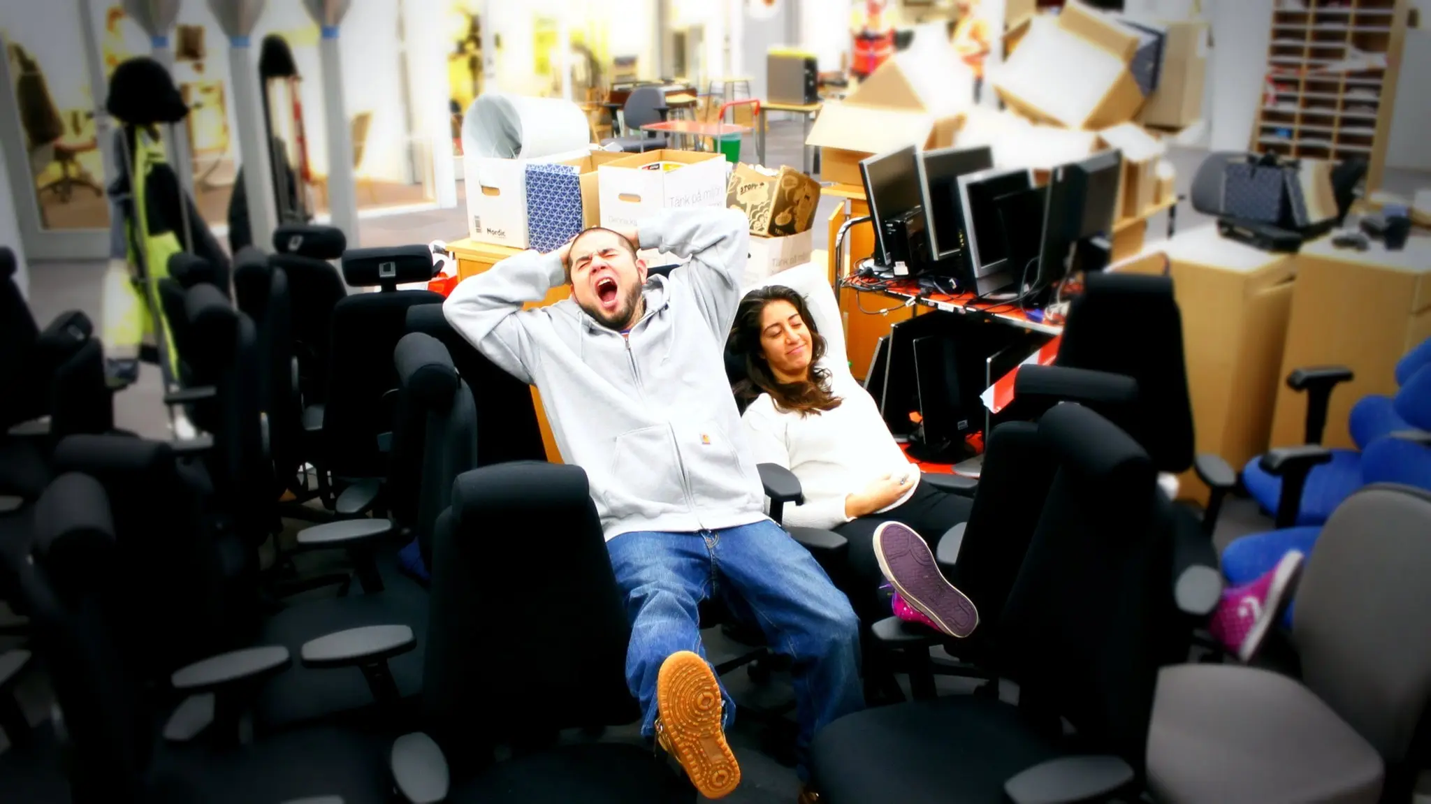 Både Juan och Suzi chillar bland slarvet. Något som kanske är svårt för en perfektionist. Foto: Gustaf Widegård/SR