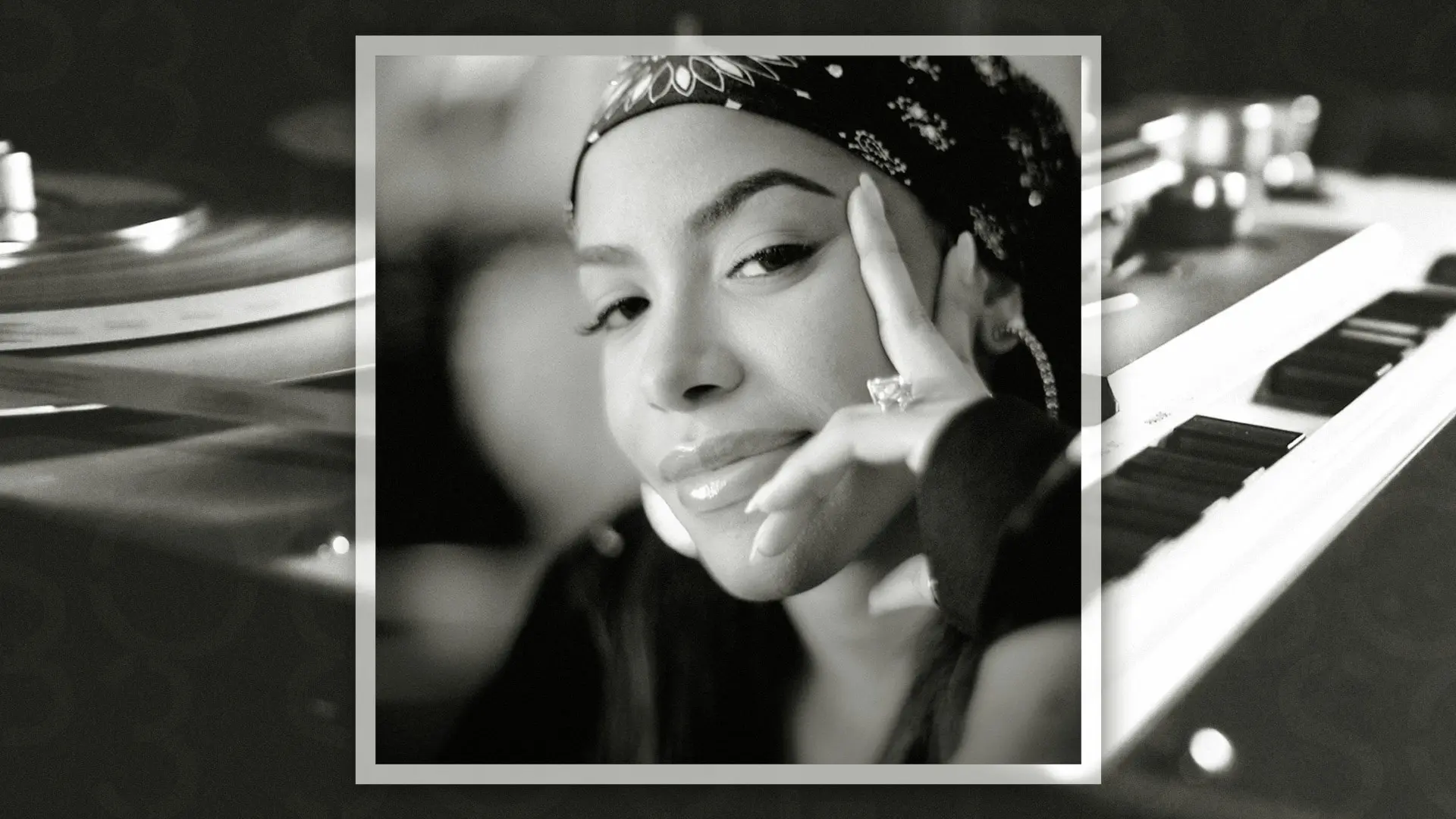 Svartvit bild på Aaliyah